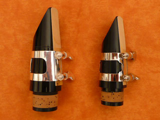 Photo de deux becs de clarinette. Le bec de gauche est commun aux clarinettes si bémol et ut. A droite, un bec de clarinette mi bémol.