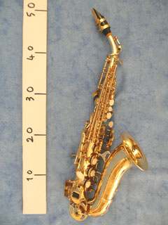 Photo de saxophone soprano courbe.